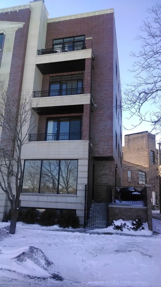 Building Photo - 2600 W Grand Ave