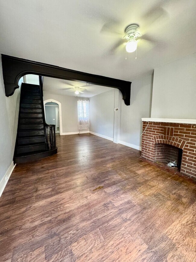 Building Photo - 2082 E Monmouth St