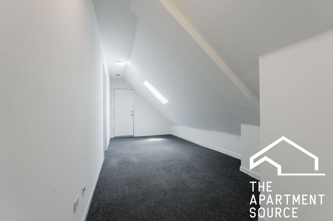 Foto del edificio - HUGE 4BR Duplex Close to Blue Line