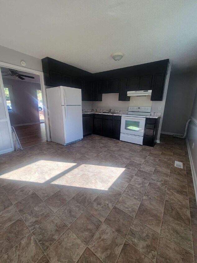 Foto del edificio - "Charming 3-Bedroom Home with Gleaming Hardwood Floors"