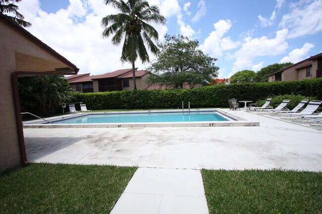 Foto del edificio - 2307 Lakeview Dr W