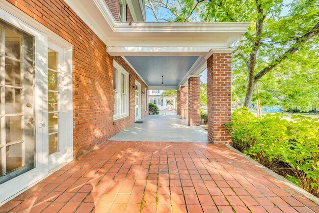 Foto del edificio - Exclusively Offered by Muse Realty, LLC