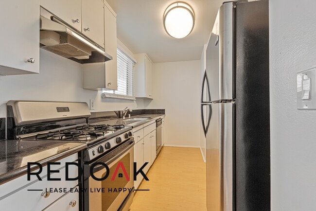 Building Photo - 1033 3rd St