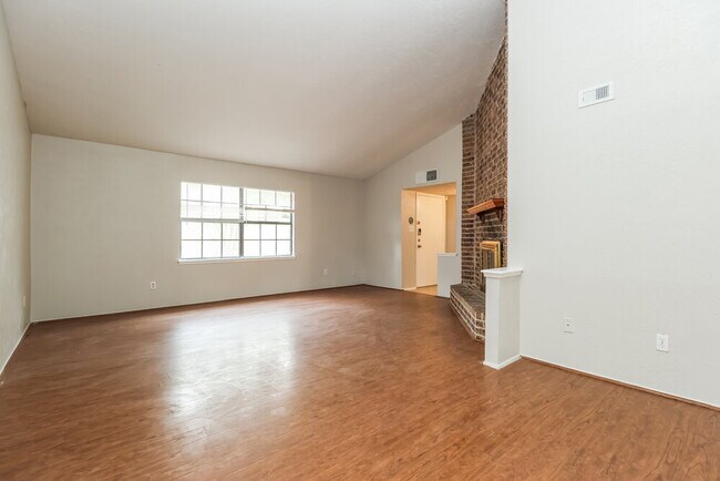 Foto del edificio - 22730 Hawkwood Dr