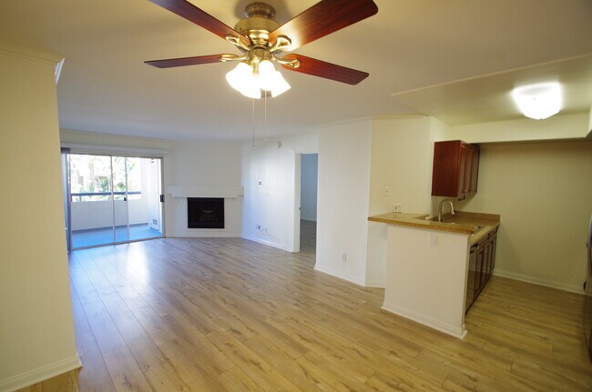 Building Photo - 5565 Canoga Ave