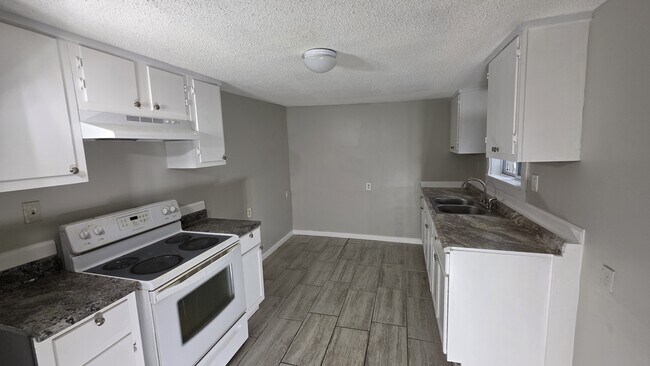 Building Photo - 3120 Sunrise St