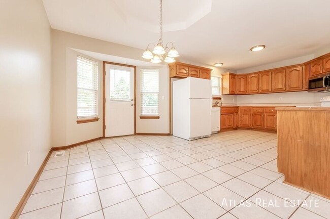 Building Photo - 1610 Cove Dr