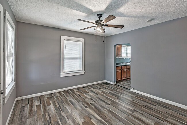 Foto del edificio - Renovated 2 bedroom, 1 bath townhouse in Claymont