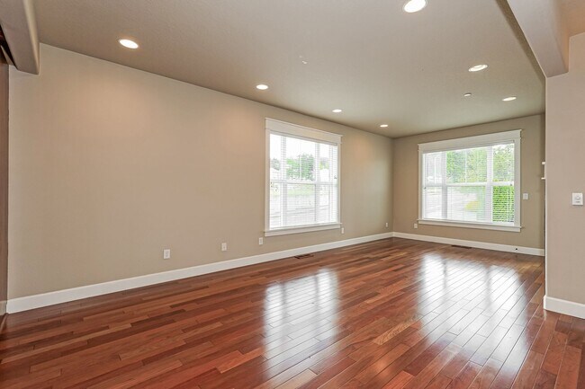 Foto del edificio - End unit 3BD 2.5BA + Loft +  Tri Level Townhouse w/Garage + AC + Balcony + Washer/Dryer