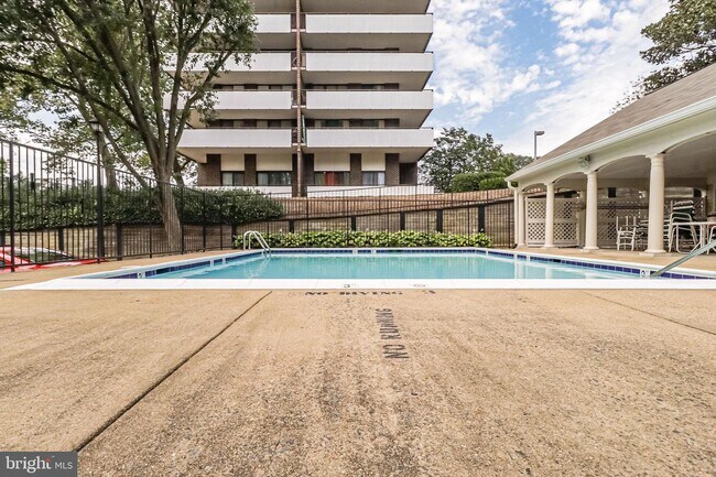 Foto del edificio - 240 S Reynolds St