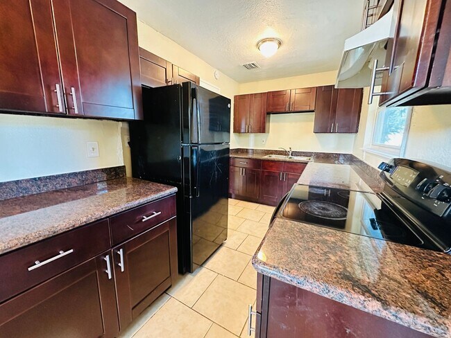 Foto del edificio - 3/1 2nd Story Duplex - Newly Updated!