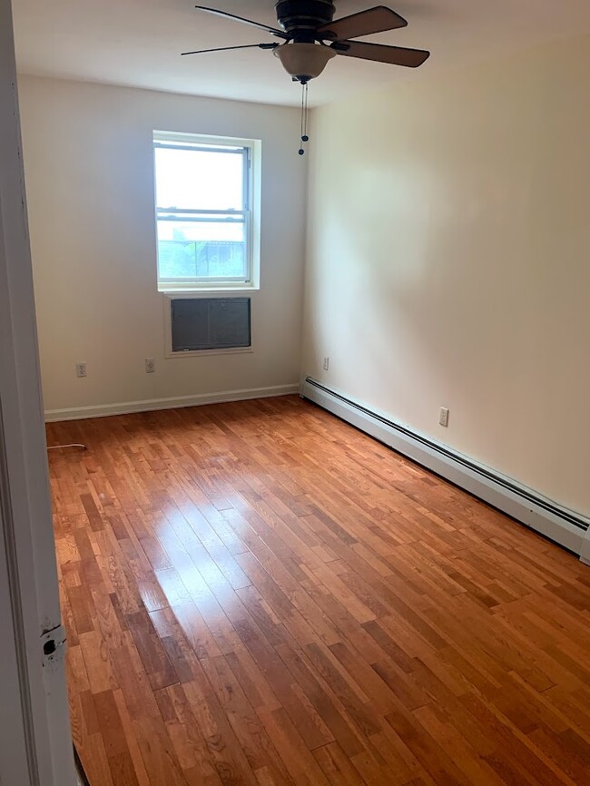 Master Bedroom w En-suite Bathroom - 636 Lafayette Ave