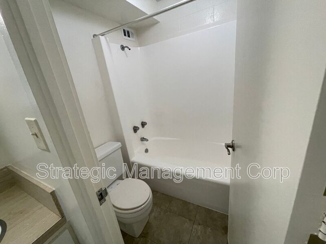 Foto del edificio - 1301 Lusitana St