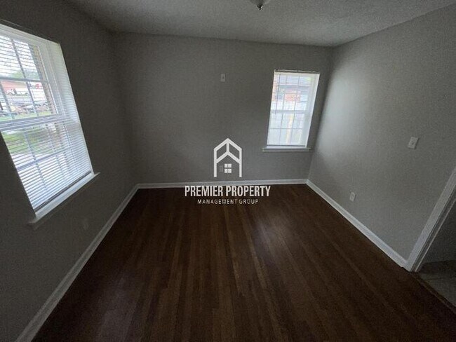 Building Photo - 4604 Deluth - Available Now!