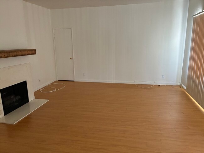Living Rm/Fireplace - 10978 Bluffside Dr