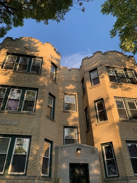 Front entrance of building - 2937 N Dawson Ave
