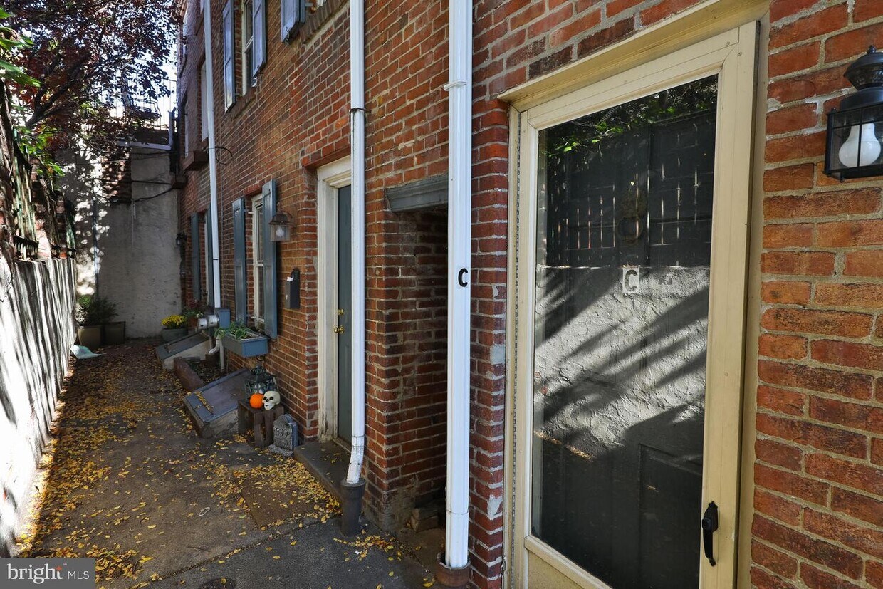 Primary Photo - 229 Fulton St