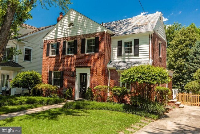 Foto del edificio - 4811 Drummond Ave