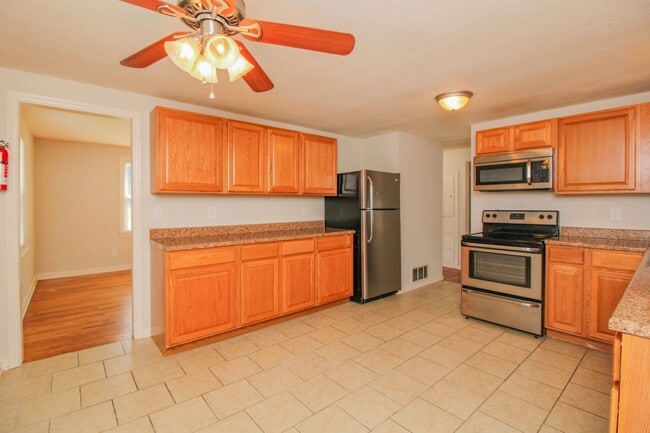 Building Photo - Heart of the Action: Cozy 2 Bed 1 Bath Home