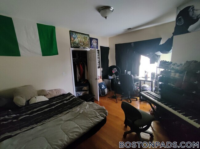 Building Photo - 30 Circuit St