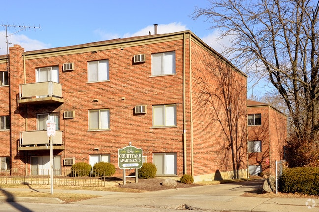 Apartment Building Courtyard the courtyard apartments rentals - cincinnati, oh | apartments Apartment Building Courtyard the courtyard apartments rentals - cincinnati, oh | apartments
