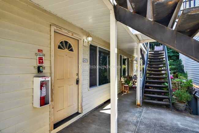 Building Photo - Traditional 2 BD | 1 BA in Bustling St. Jo...