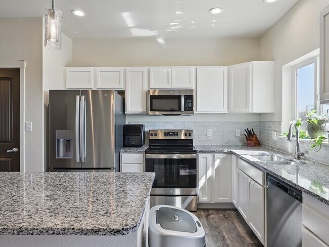 Building Photo - 1382 N Ladonia Dr