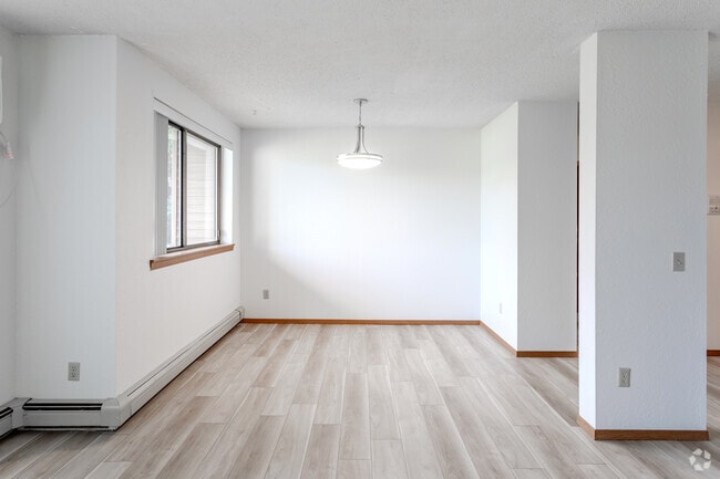 2BR, 1BA - 915SF - Village Place Apartments of Mankato