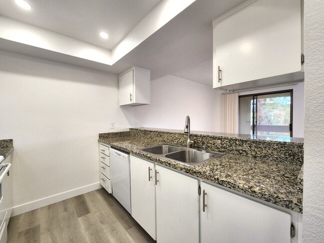 Building Photo - Tranquil Living in a Palo Alto Gem: 1-Bedroom Condo on the Third Floor with In Unit Laundry