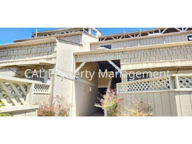 Building Photo - 1 Bedroom 1.5 Bathroom Condo!