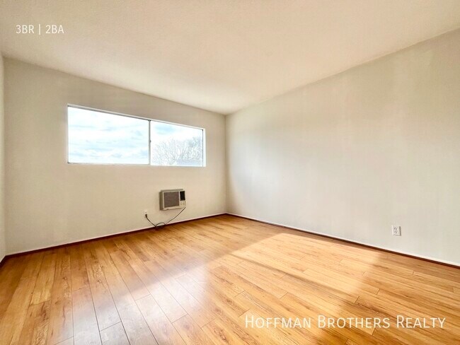Building Photo - 1144 N Orange Grove Ave