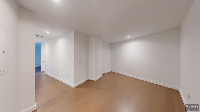 Building Photo - 400 W 61st St