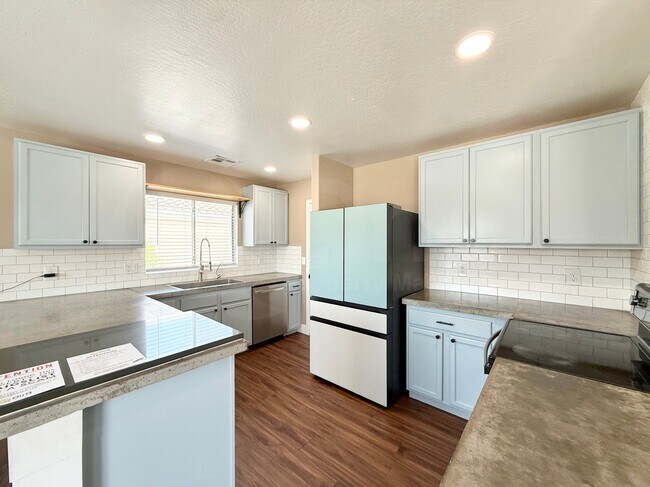 Foto del edificio - 23773 W Hadley St