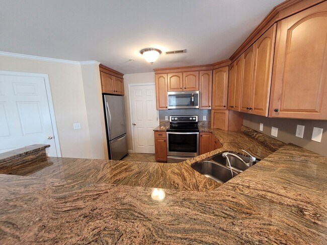 Foto del edificio - WATERFRONT - 3 Bed/2 Bath Condo - End Unit - Stunning View - Lake Access - Community Pool - Tenni...
