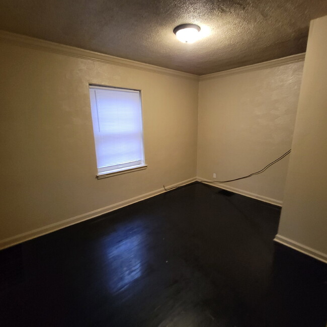 Foto del edificio - 4BR House w/2-car Garage & Fenced Backyard