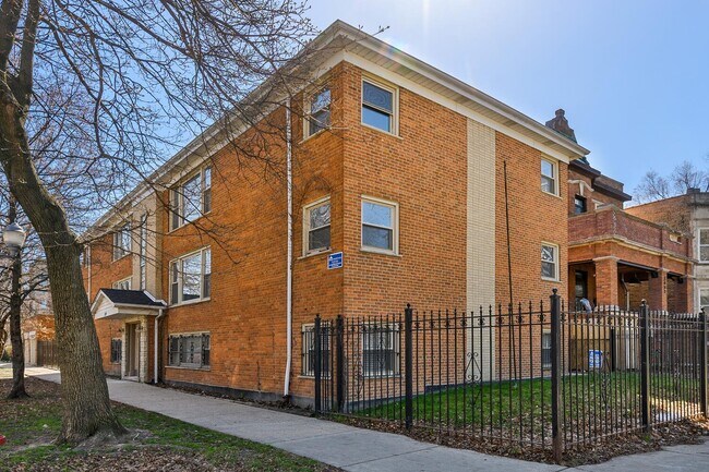 Building Photo - 2128 N Whipple St