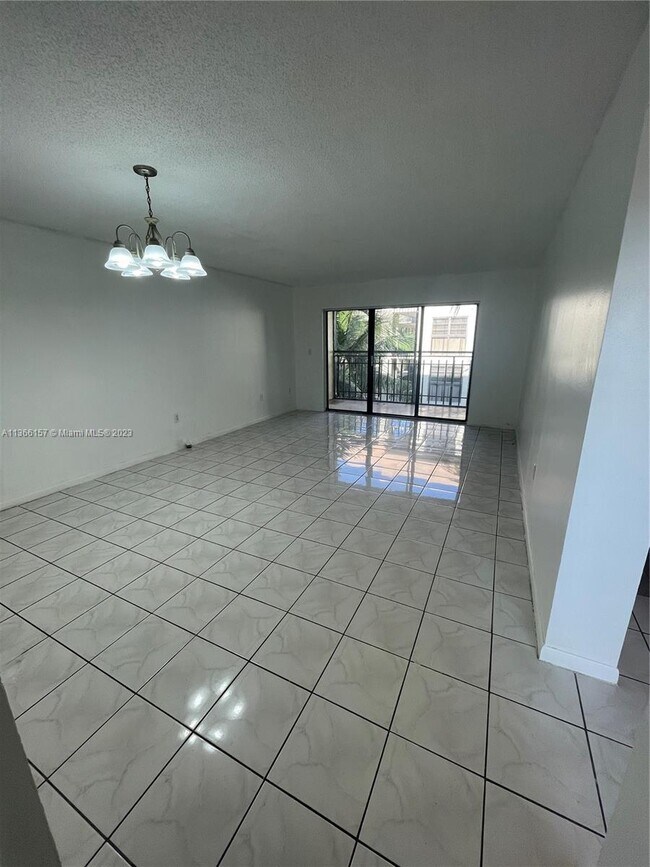 Foto del edificio - 650 NE 149th St