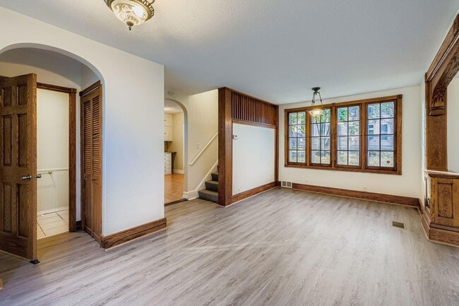 Building Photo - 988 Reaney Ave E