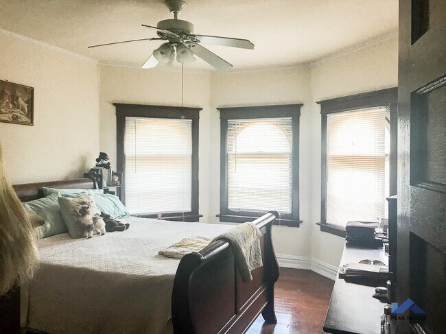 Foto del edificio - 1703-13 Ridge Ave.