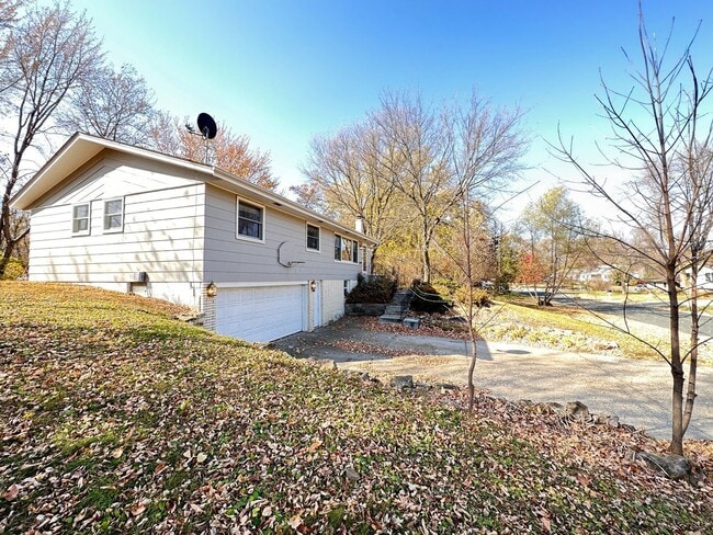 Building Photo - 9133 Oakwood Rd