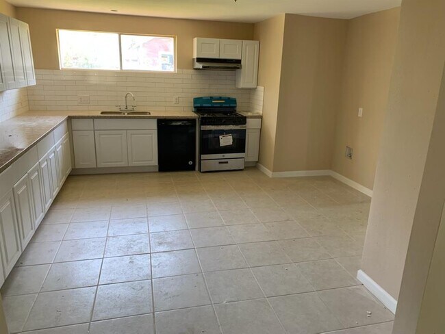 Building Photo - 5010 Ridgeway Dr