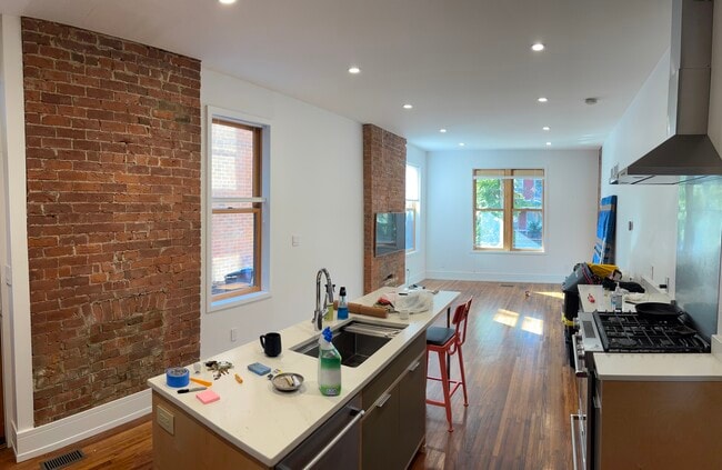 Building Photo - 1638 Pullan Ave