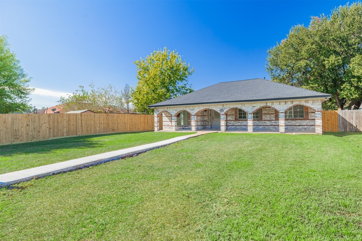 Foto principal - 2122 Maple Cir