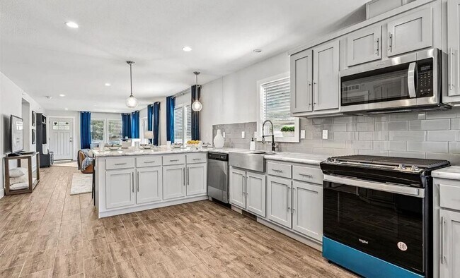 Foto del edificio - Stunning new home featuring 3 bedroom and ...