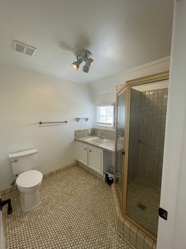 Building Photo - Perfect Location! Utilities Included
