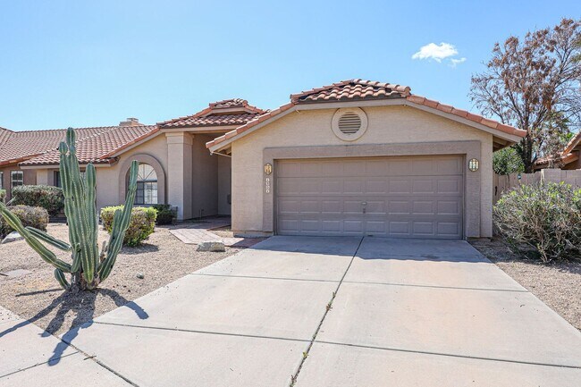 Building Photo - Welcome to this charming 3 bedroom, 2 bath...