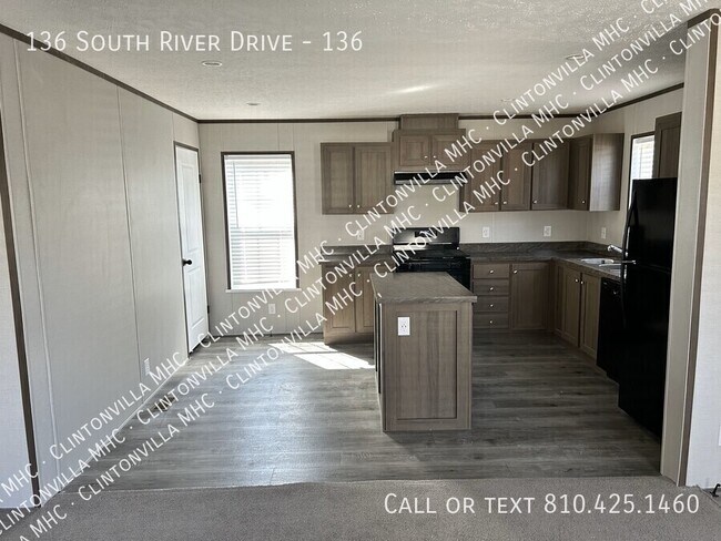 Building Photo - 136 S River Dr