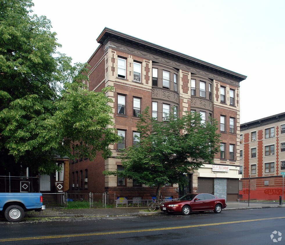 Building Photo - 2944 Main St