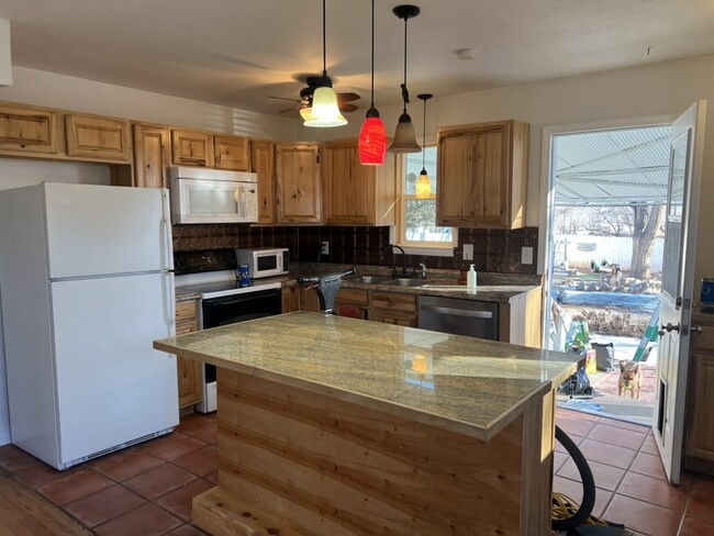 Building Photo - 613 E Fourth St