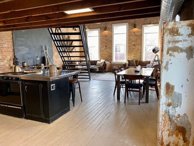 Foto del edificio - Modern 2BD Loft with Vintage Charm – Prime Historic Downtown Location!